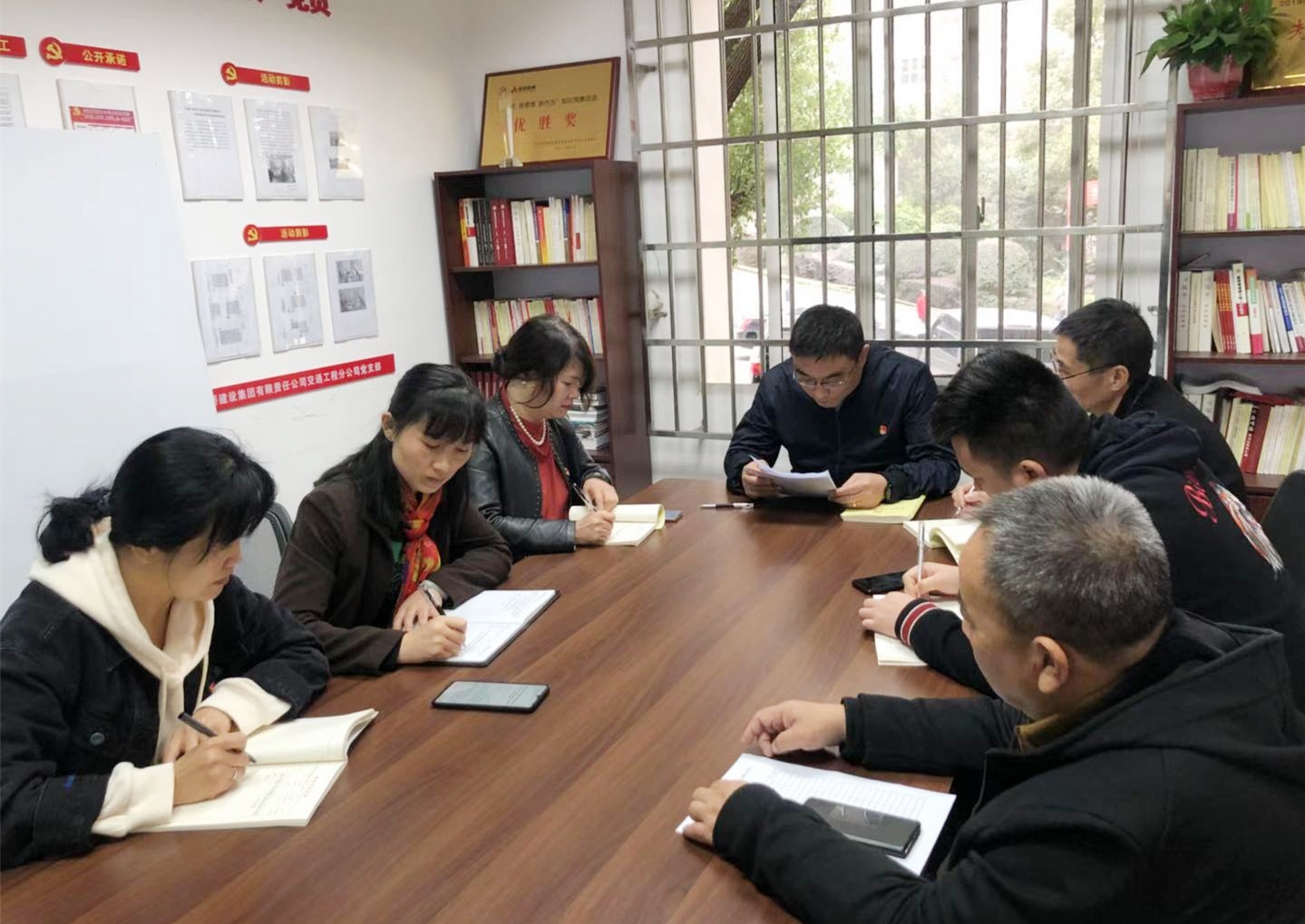 11月20日，，，，，，，，交通工程党支部专题学习党的十九届五中全会精神_副本.jpg