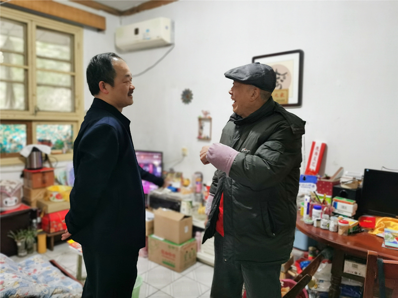 4、2月4日，，，，，，，汤向东慰问老领导易文林_副本_副本.jpg
