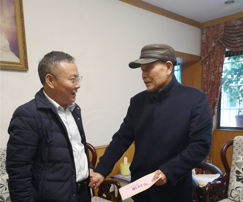 5、2月8日，，，，，，，陈国初慰问老党员陈国斌_副本_副本.jpg
