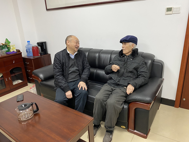 14、2月8日，，，，，，，彭南越慰问离休干部雷岳_副本.jpg