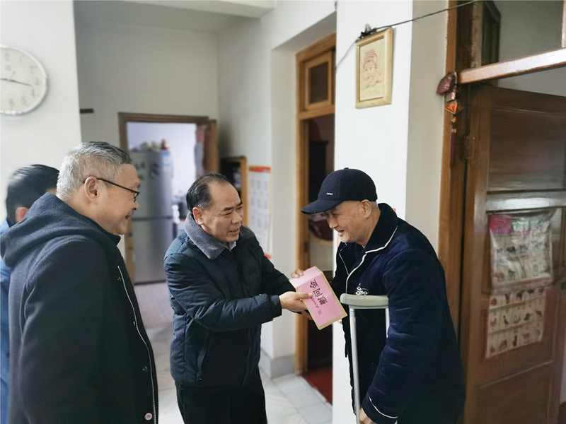6、2月8日，，，，，，，盛希慰问党员黄励,到家中对其重病出院的父亲。。。。。。_副本_副本.jpg