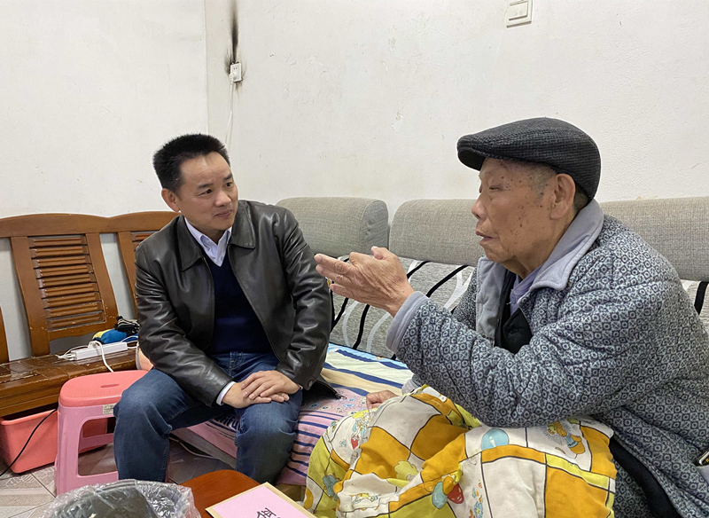 15、2月7日，，，，，，，陈湘平慰问困难退休群众尹先金_副本_副本.jpg