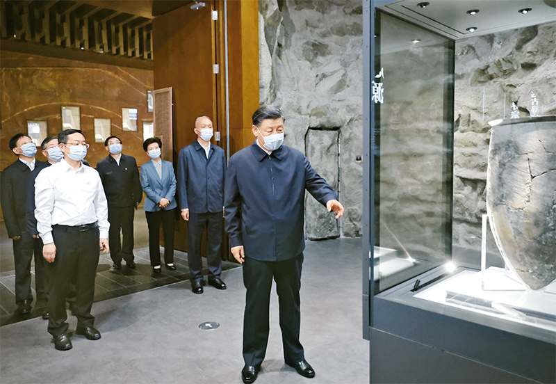 2023年6月2日，，，，，，，中共中央总书记、国家主席、中央军委主席习近平在北京出席文化传承发展座谈会并发表重要讲话。。。。。。。。这是座谈会前，，，，，，，习近平2日下午在中国历史研究院考察。。。。。。。。 新华社记者 鞠鹏/摄