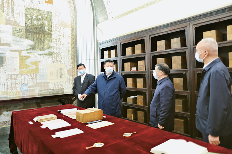 2023年6月2日，，，，，，，中共中央总书记、国家主席、中央军委主席习近平在北京出席文化传承发展座谈会并发表重要讲话。。。。。。。。这是座谈会前，，，，，，，习近平1日下午在中国国家版本馆考察时，，，，，，，在兰台洞库了解馆藏精品版本保存情况。。。。。。。。 新华社记者 鞠鹏/摄