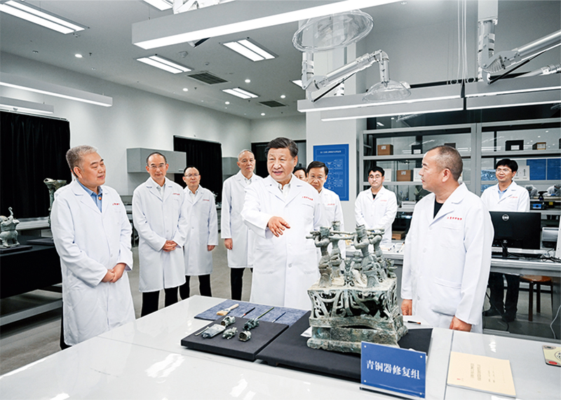 2023年7月25日至27日，，，，，，，中共中央总书记、国家主席、中央军委主席习近平在四川考察。。。。。。。。这是26日下午，，，，，，，习近平在位于德阳市广汉市的三星堆博物馆文物；；；；；；；び胄薷垂，，，，，，，同现场工作人员亲切交流。。。。。。。。 新华社记者 谢环驰/摄